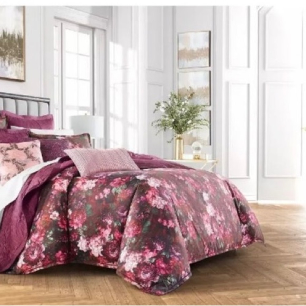 HOTEL COLLECTION
Dutch Floral Comforter Full/Queen